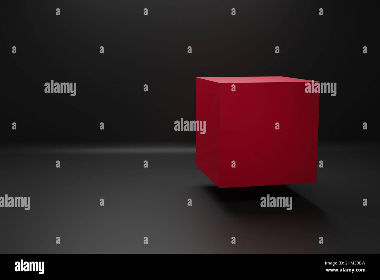 Cubo rosso su sfondo nero per la promozione del prodotto. Design minimalista, piattaforma moderna Foto Stock