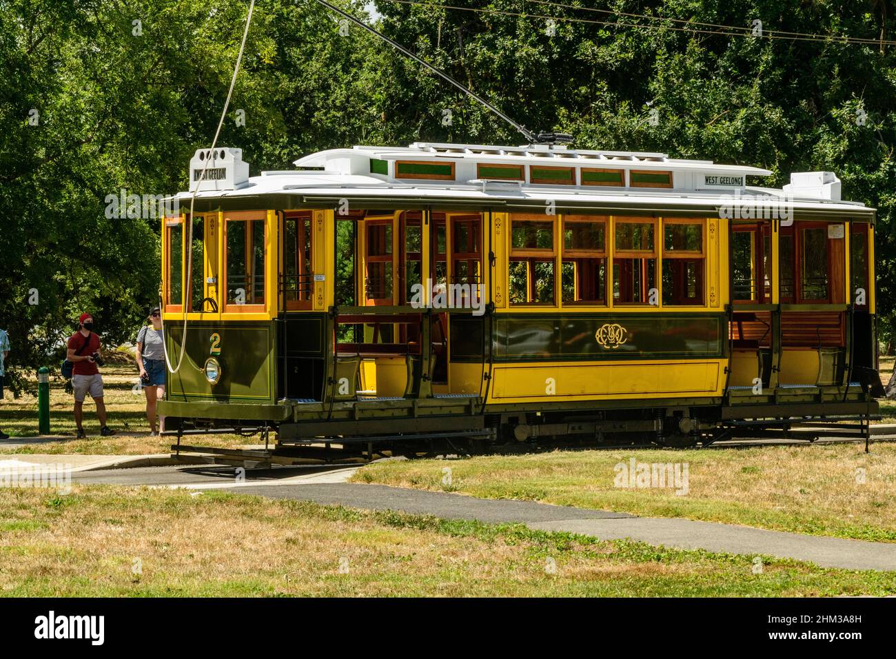 Restaurato del 1900 's Geelong Tram, l'ultimo del suo genere arriva al Museo del Tram Ballarat per iniziare le gite turistiche accanto al Lago Wendouree Foto Stock Restaurato del 1900 's Geelong Tram, l'ultimo del suo genere arriva al Museo del Tram Ballarat per iniziare le gite turistiche accanto al Lago Wendouree Foto Stock