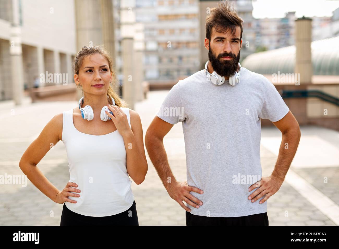 Coppia felice runner che si esercita all'esterno come parte di stile di vita sano. People sport corsa concetto Foto Stock