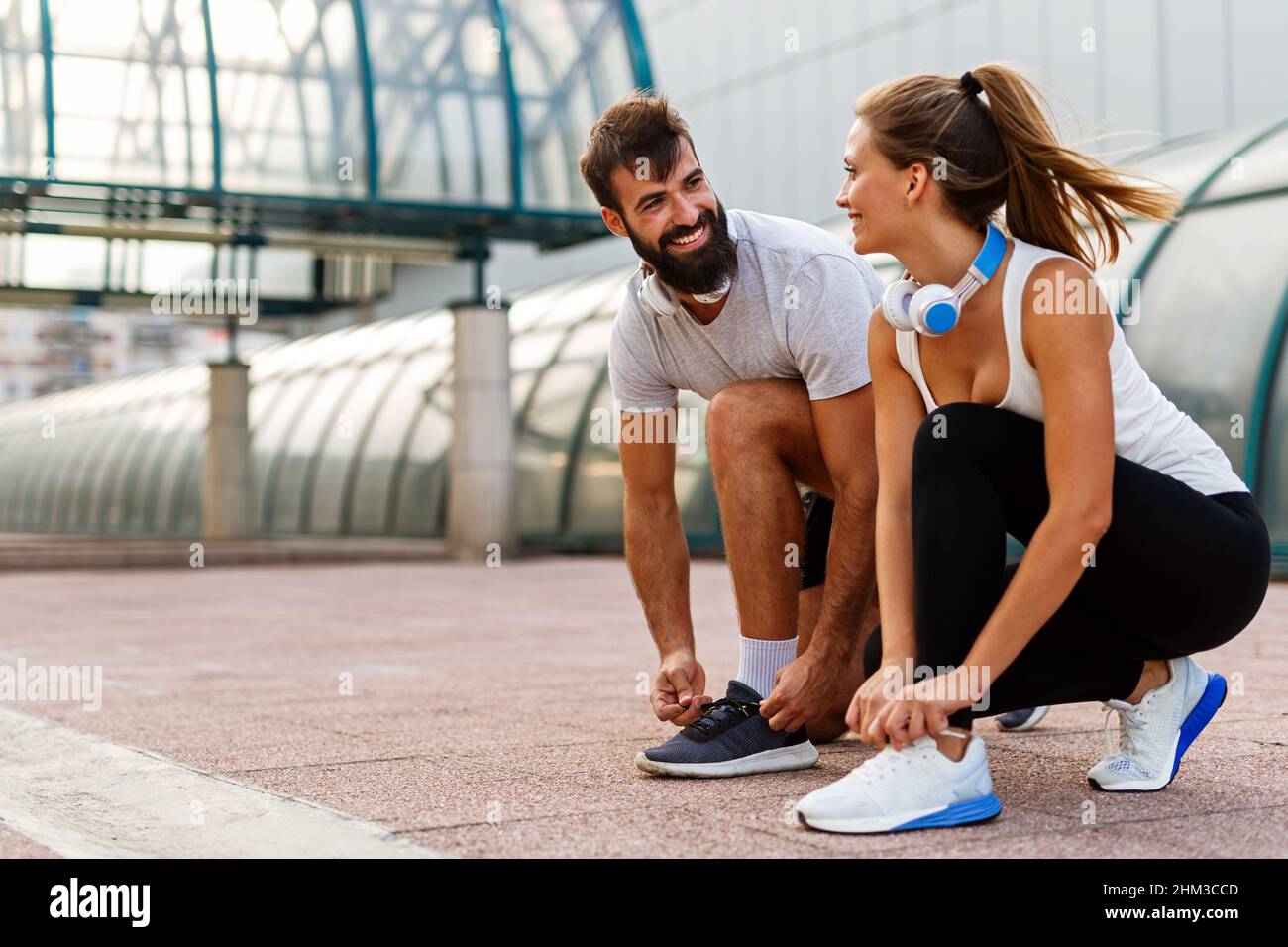 Coppia felice runner che si esercita all'esterno come parte di stile di vita sano. People sport corsa concetto Foto Stock