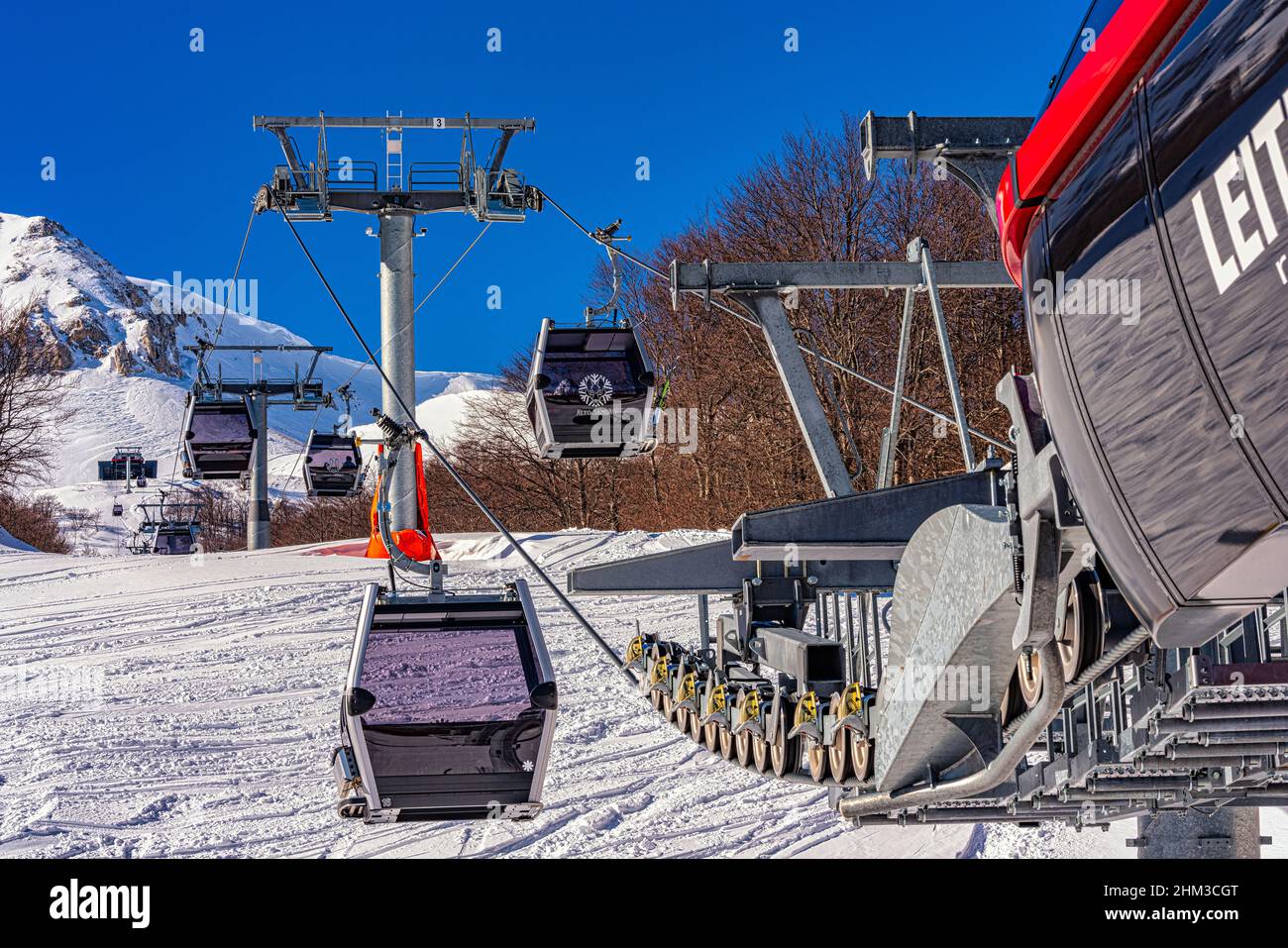 Le cabine panoramiche trasportano gli sciatori alle piste da sci. Funivia di Pallottieri. Aremogna skyresort, Roccaraso, provincia di l'Aquila, Abruzzo, Italia, Euro Foto Stock