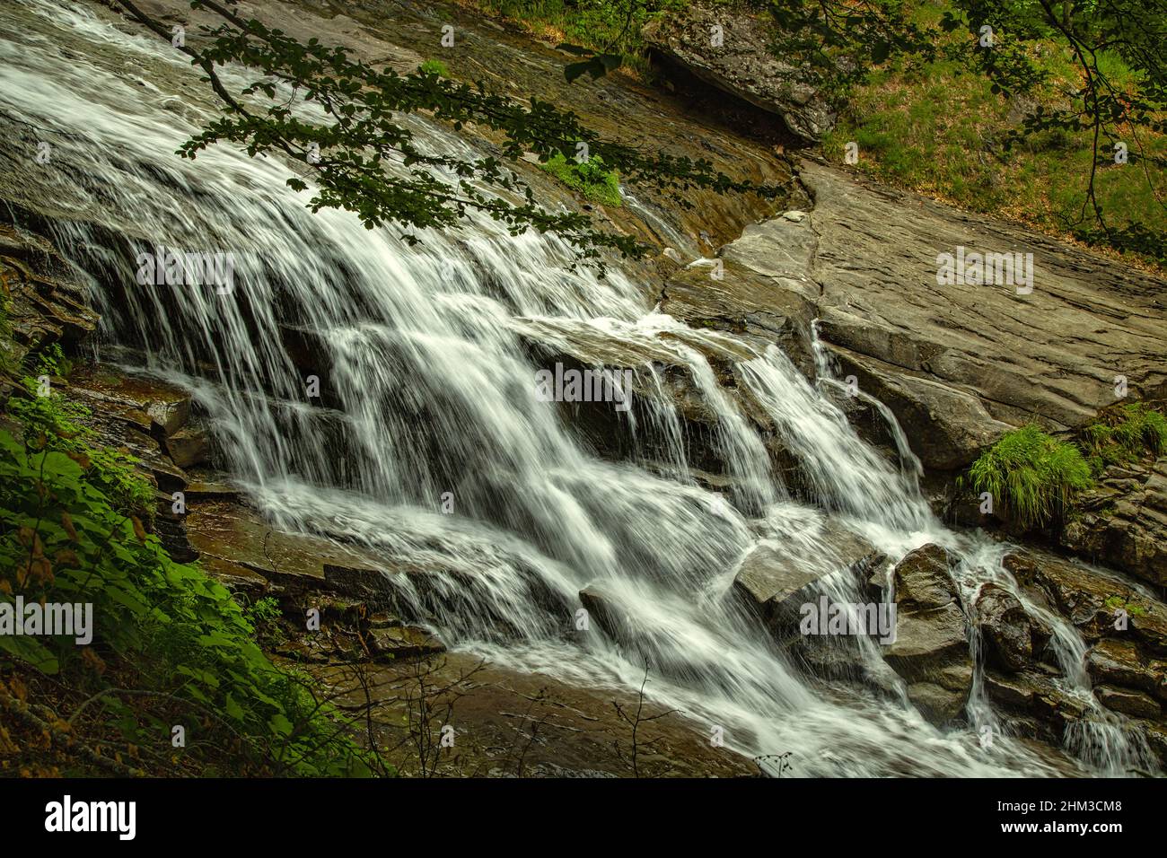 Cascate e scivoli d'acqua sulle lastre di arenaria del Fosso dell'Acero. Cesacastina, provincia Teramo, Abruzzo, Italia, Europa. Foto Stock