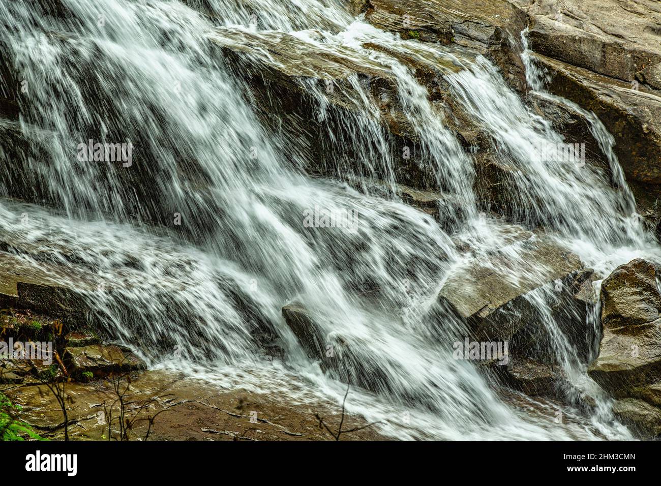 Cascate e scivoli d'acqua sulle lastre di arenaria del Fosso dell'Acero. Cesacastina, provincia Teramo, Abruzzo, Italia, Europa. Foto Stock