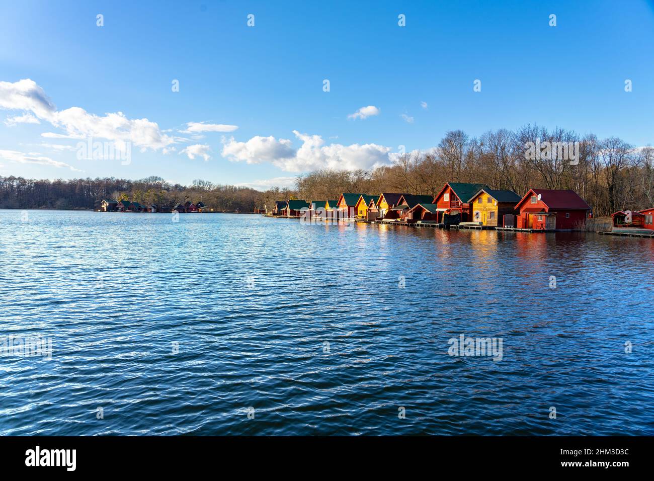 Derito al lago di Tata Ungheria con graziose e colorate cabine di pesca Foto Stock