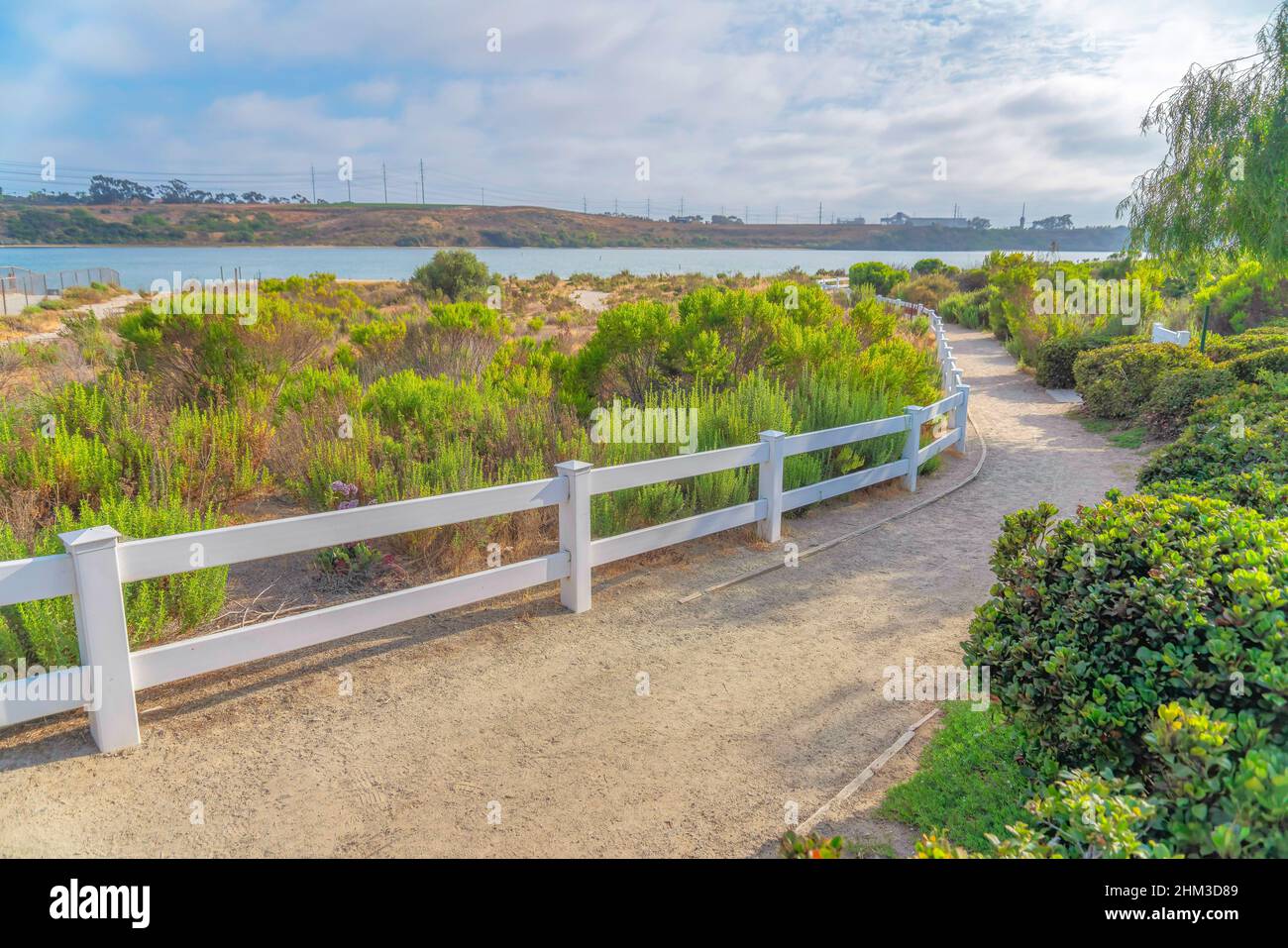 Sentiero sterrato con recinzione bianca alla Laguna di Agua Hendionda a Carlsbad, San Diego, California Foto Stock