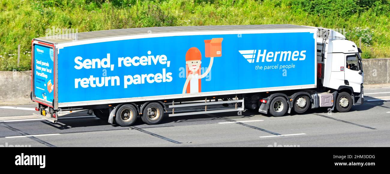 Catena di fornitura pacchi Hermes business consegna camion camion trasporto grafica pubblicità su lato e retro del rimorchio articolato che guida la strada autostradale del Regno Unito Foto Stock