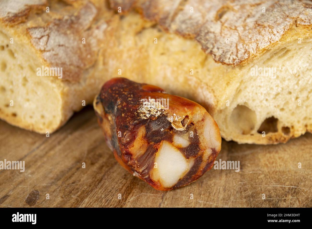 pezzo di salame caldo artigianale e pane Foto Stock