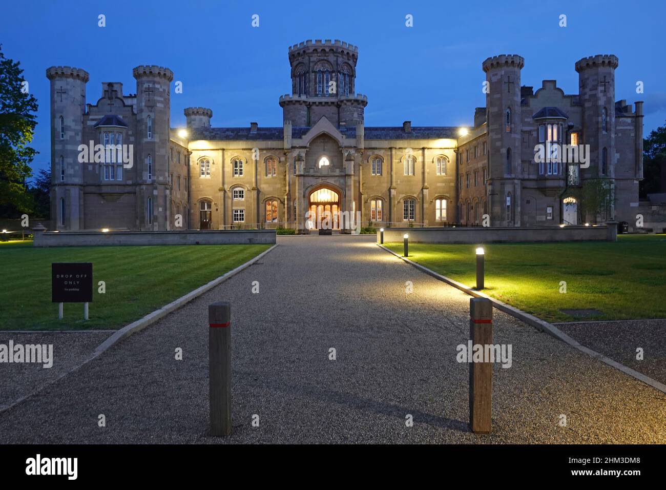 Warner Leisure Adult Hotel entrata e facciata illuminata edificio storico Studley Castle di grado II classificato casa di campagna al tramonto Warwickshire Inghilterra UK Foto Stock