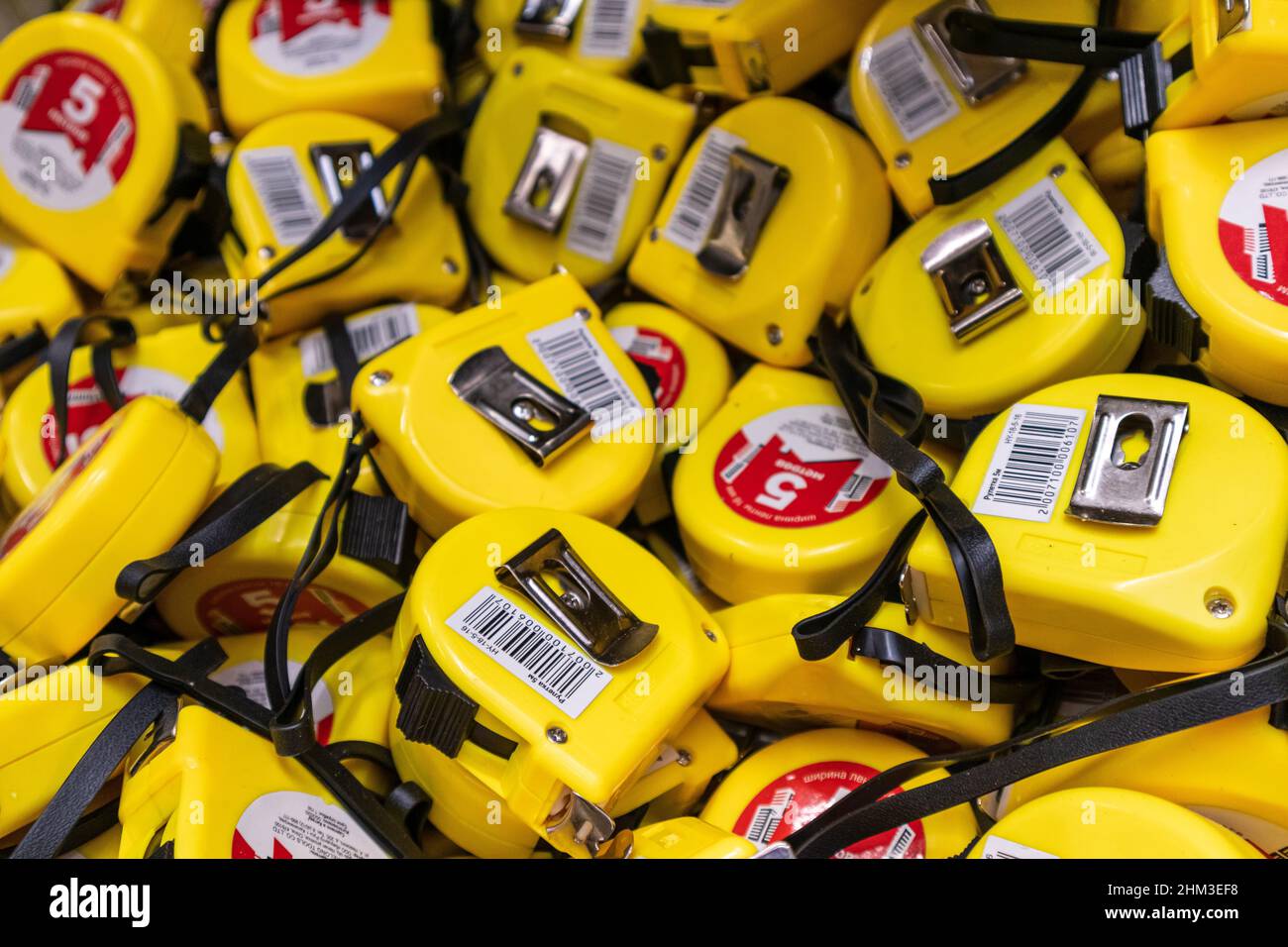 molti involtini gialli closeup. Gruppo di a roulettes in un mercato Foto Stock
