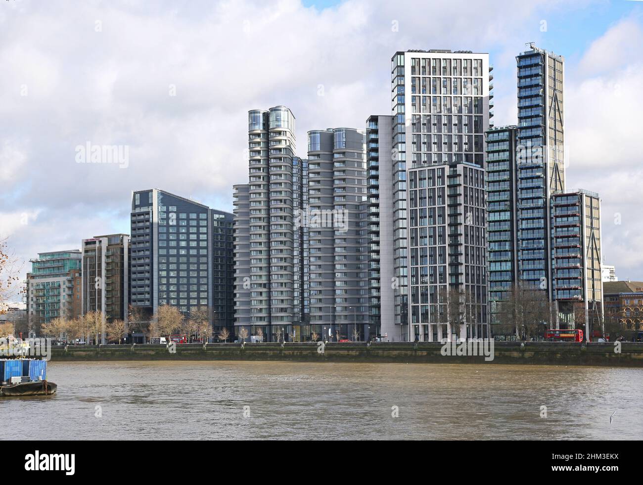 Nuovi blocchi di appartamenti sull'Albert Embankment di Londra. Mostra la Corniche di Foster + Partners (centro) e Merano Residences di Richard Rogers (destra). Foto Stock