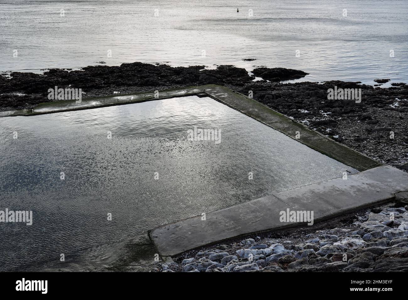 Piscina con acqua di mare deserta a Devil's Point sul lungomare di Stonehouse, Plymouth. Firestone Bay è un angolo di Plymouth Sound. Foto Stock