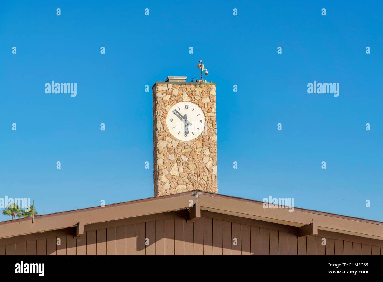 Torre dell'Orologio con pietre sulla cima di un edificio a San Clemente, Orange County, California Foto Stock