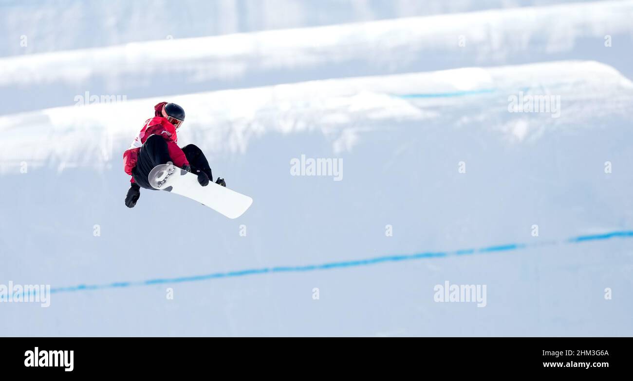 Zhangjiakou, la provincia cinese di Hebei. 7th Feb 2022. Mark McMorris del Canada compete durante la finale maschile di snowboard slopestyle al Genting Snow Park di Zhangjiakou, nella provincia di Hebei della Cina settentrionale, il 7 febbraio 2022. Credit: Wang Haofei/Xinhua/Alamy Live News Foto Stock