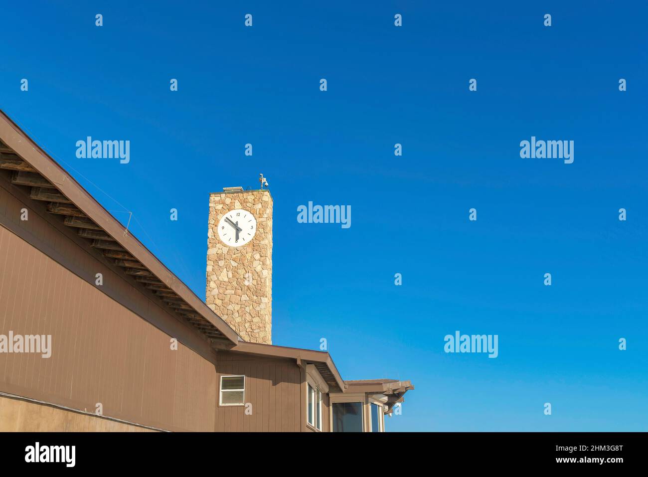 Torre con sestiere in pietra e orologio in cima ad un edificio a San Clemente, California Foto Stock