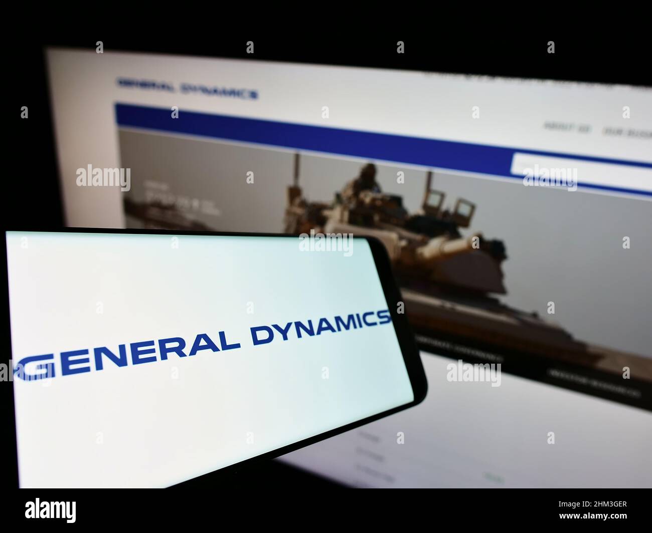 Telefono cellulare con logo della società statunitense General Dynamics Corporation (GD) sullo schermo di fronte al sito Web aziendale. Concentrarsi sul centro del display del telefono. Foto Stock