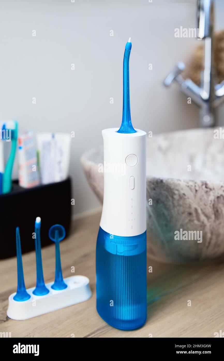 Kit irrigatore orale domestico blu in bagno, Waterpik per la pulizia dei  denti, salvaacqua portatile per la cura dentale Foto stock - Alamy