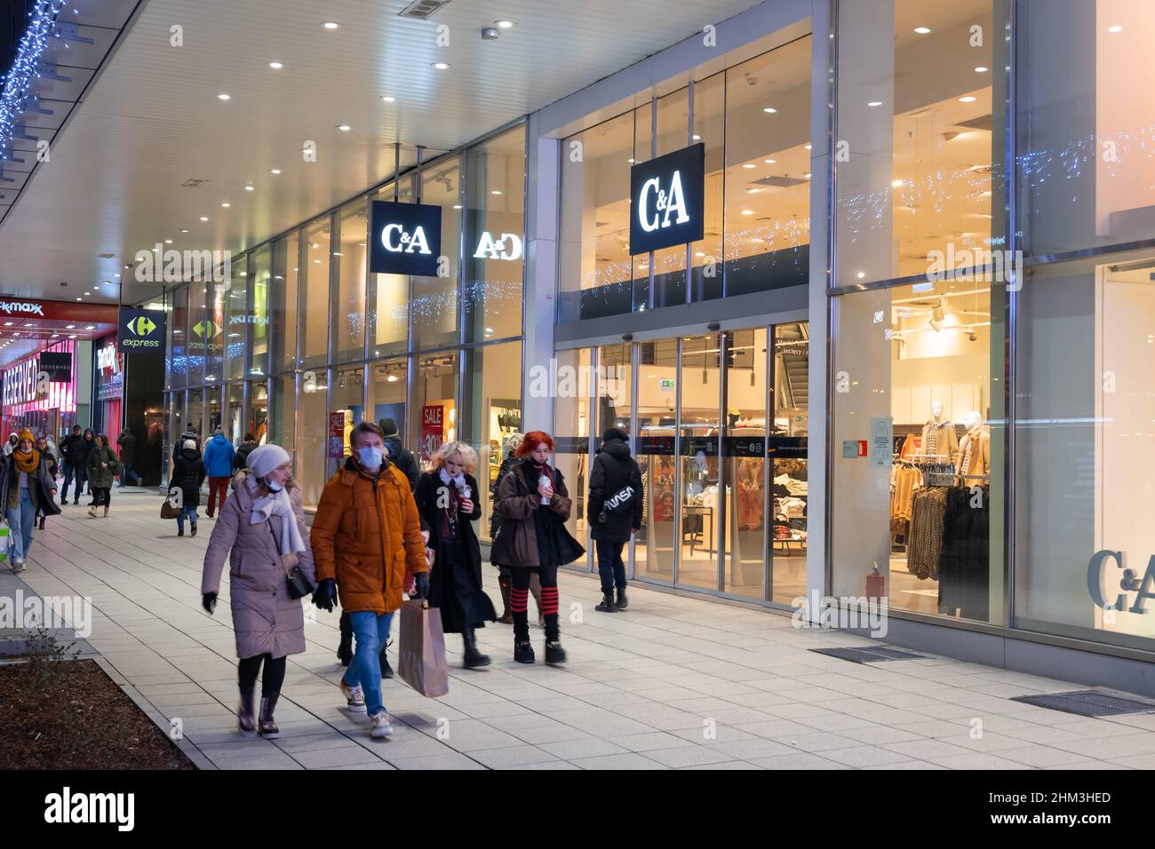 Varsavia, Polonia - 8 gennaio 2022: Ingresso al negozio C&A di via Marszalkowska nel centro della città di notte. Foto Stock