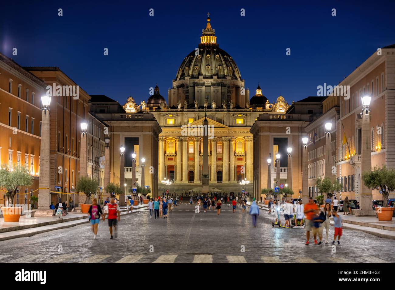 Vaticano, Roma, Italia - 5 settembre 2020: Basilica di San Pietro in Vaticano di notte, vista da via della conciliazione. Foto Stock