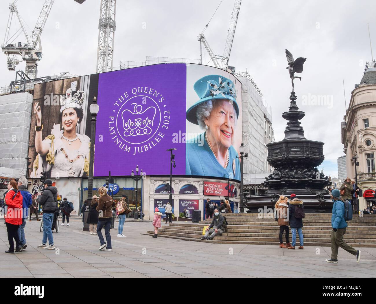 Londra, Regno Unito 6th febbraio 2022. Gli schermi Piccadilly Lights di Piccadilly Circus segnano il Giubileo del platino della Regina. La Regina Elisabetta II è la prima monarca britannica a celebrare i 70 anni di servizio, con eventi programmati durante tutto l'anno. Foto Stock