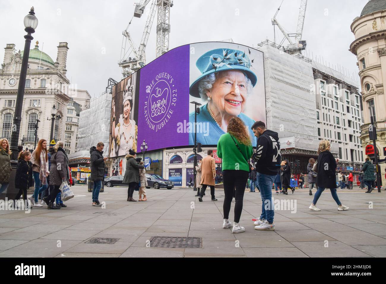 Londra, Regno Unito 6th febbraio 2022. Gli schermi Piccadilly Lights di Piccadilly Circus segnano il Giubileo del platino della Regina. La Regina Elisabetta II è la prima monarca britannica a celebrare i 70 anni di servizio, con eventi programmati durante tutto l'anno. Foto Stock