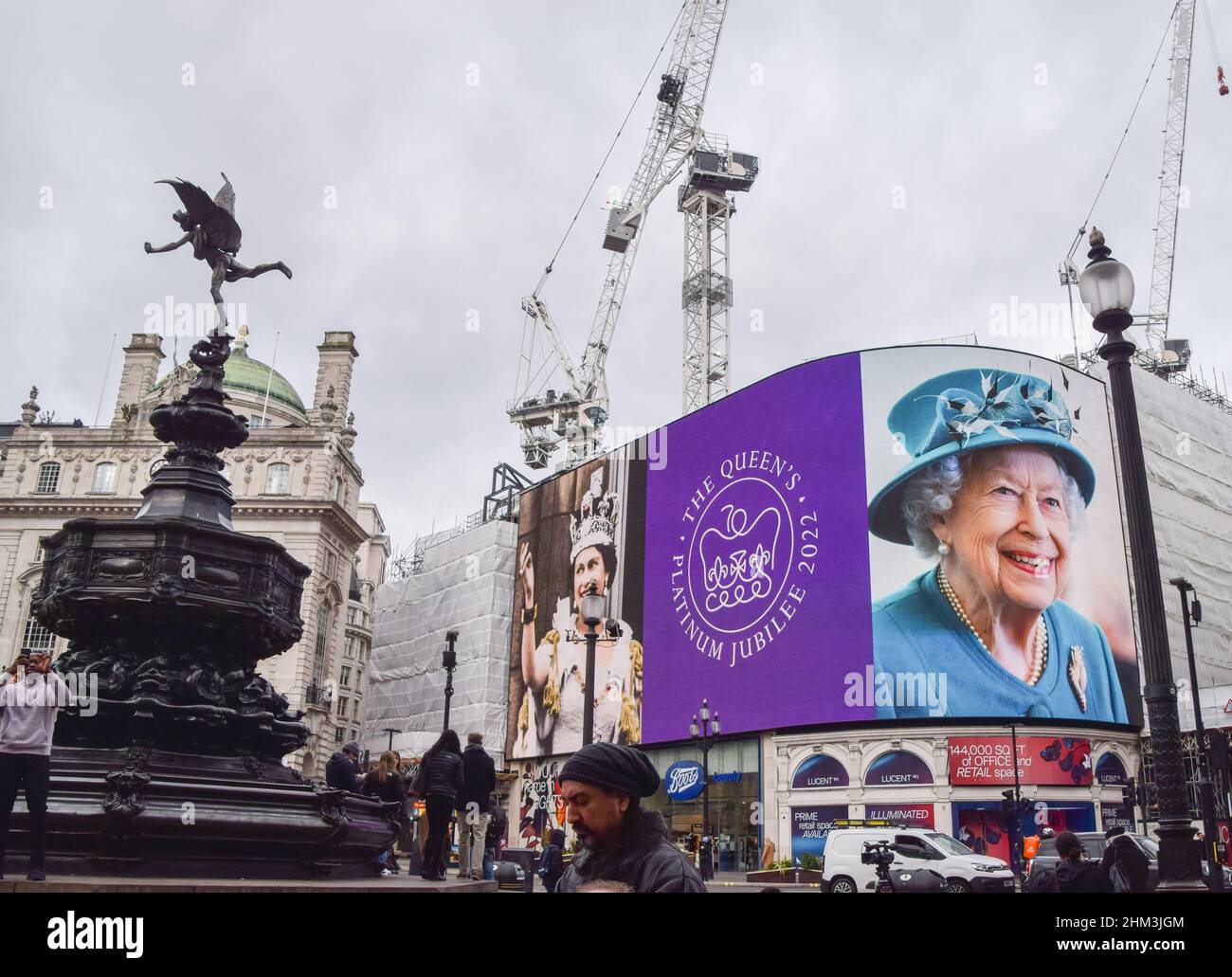 Londra, Regno Unito 6th febbraio 2022. Gli schermi Piccadilly Lights di Piccadilly Circus segnano il Giubileo del platino della Regina. La Regina Elisabetta II è la prima monarca britannica a celebrare i 70 anni di servizio, con eventi programmati durante tutto l'anno. Foto Stock