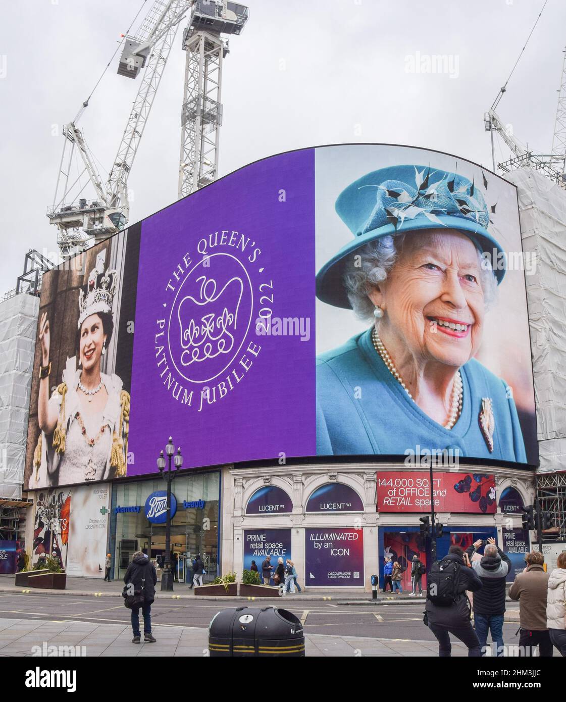 Londra, Regno Unito 6th febbraio 2022. Gli schermi Piccadilly Lights di Piccadilly Circus segnano il Giubileo del platino della Regina. La Regina Elisabetta II è la prima monarca britannica a celebrare i 70 anni di servizio, con eventi programmati durante tutto l'anno. Foto Stock