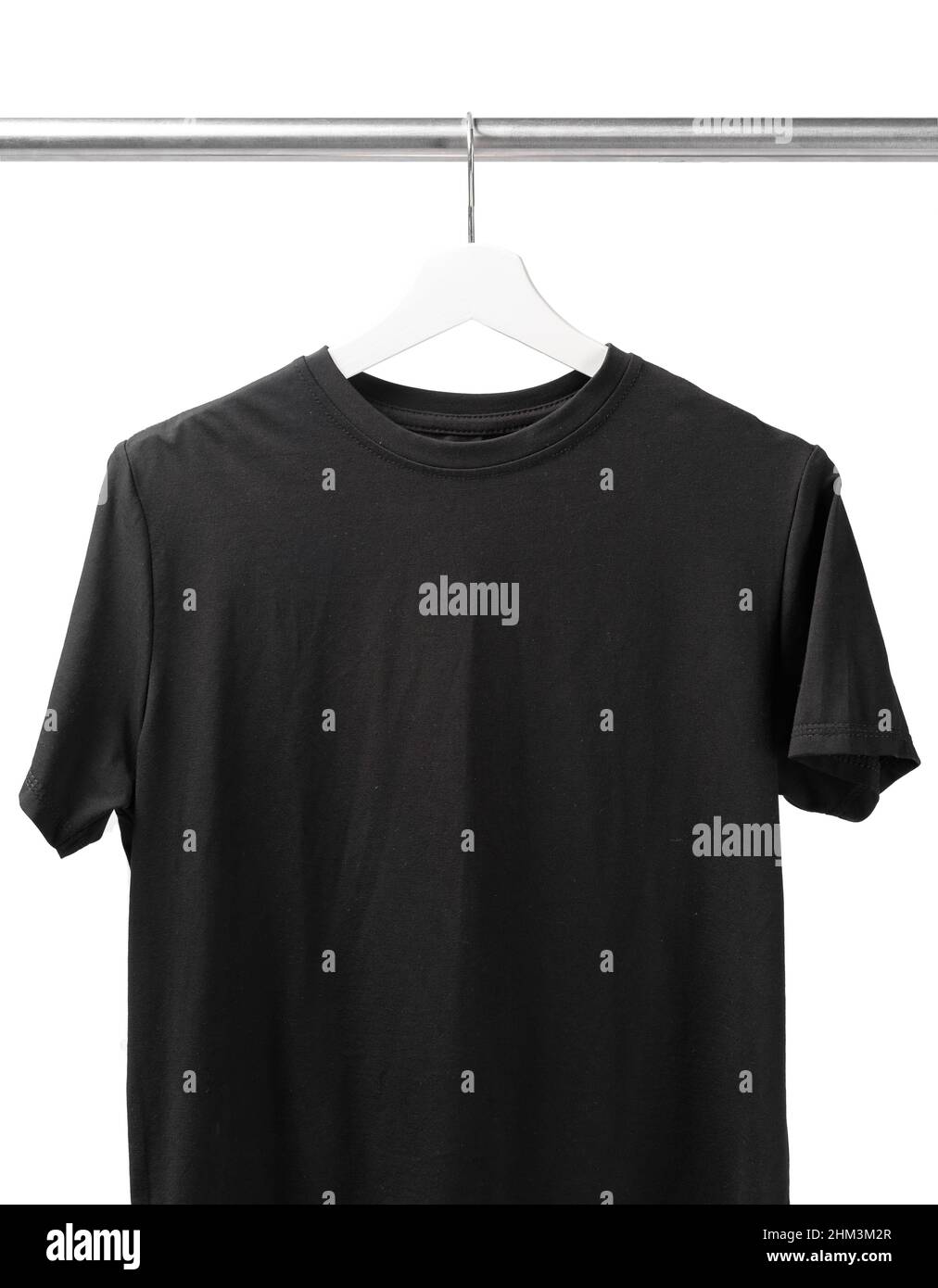 T-shirt nera su appendiabiti su rack in metallo isolato su sfondo bianco Foto Stock