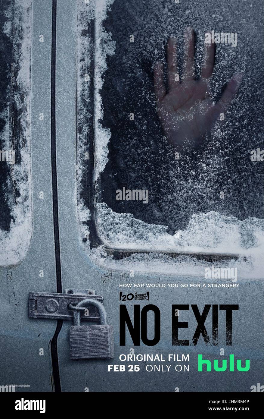 No Exit (2022) diretto da Damien Power e con Dale Dickey, Dennis Haysbert e Havana Rose . Durante una bufera di neve e bloccato in una fermata isolata della strada di sosta in montagna, uno studente universitario scopre un bambino rapito nascosto in un'auto appartenente a una delle persone all'interno. Foto Stock