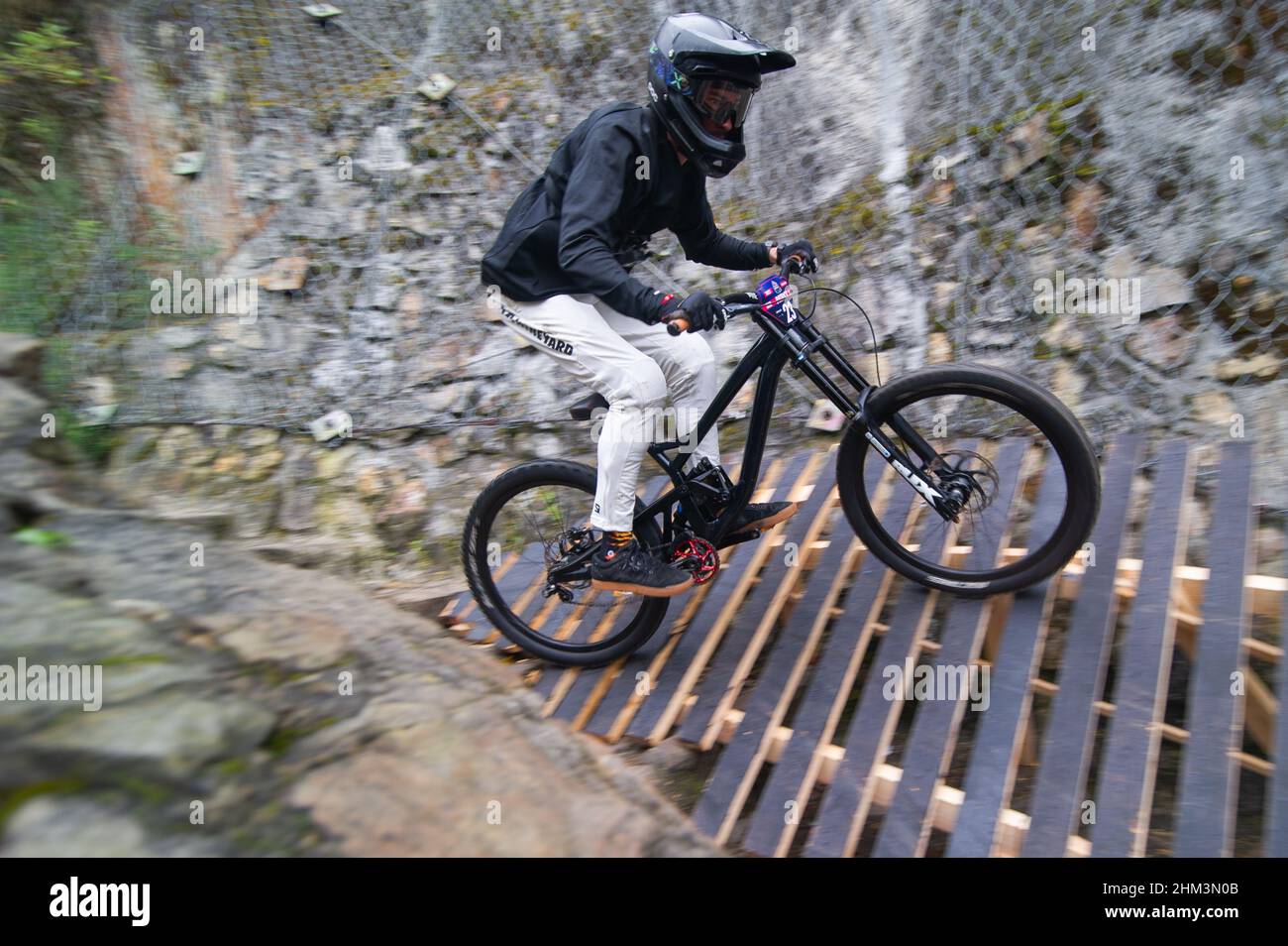 Il ciclista britannico Patrick Robinson durante la corsa in discesa di RedBull Monserrate Cerro Abajo 2022 nell'iconica attrazione turistica di Monserrate a Bogota, Colomb Foto Stock