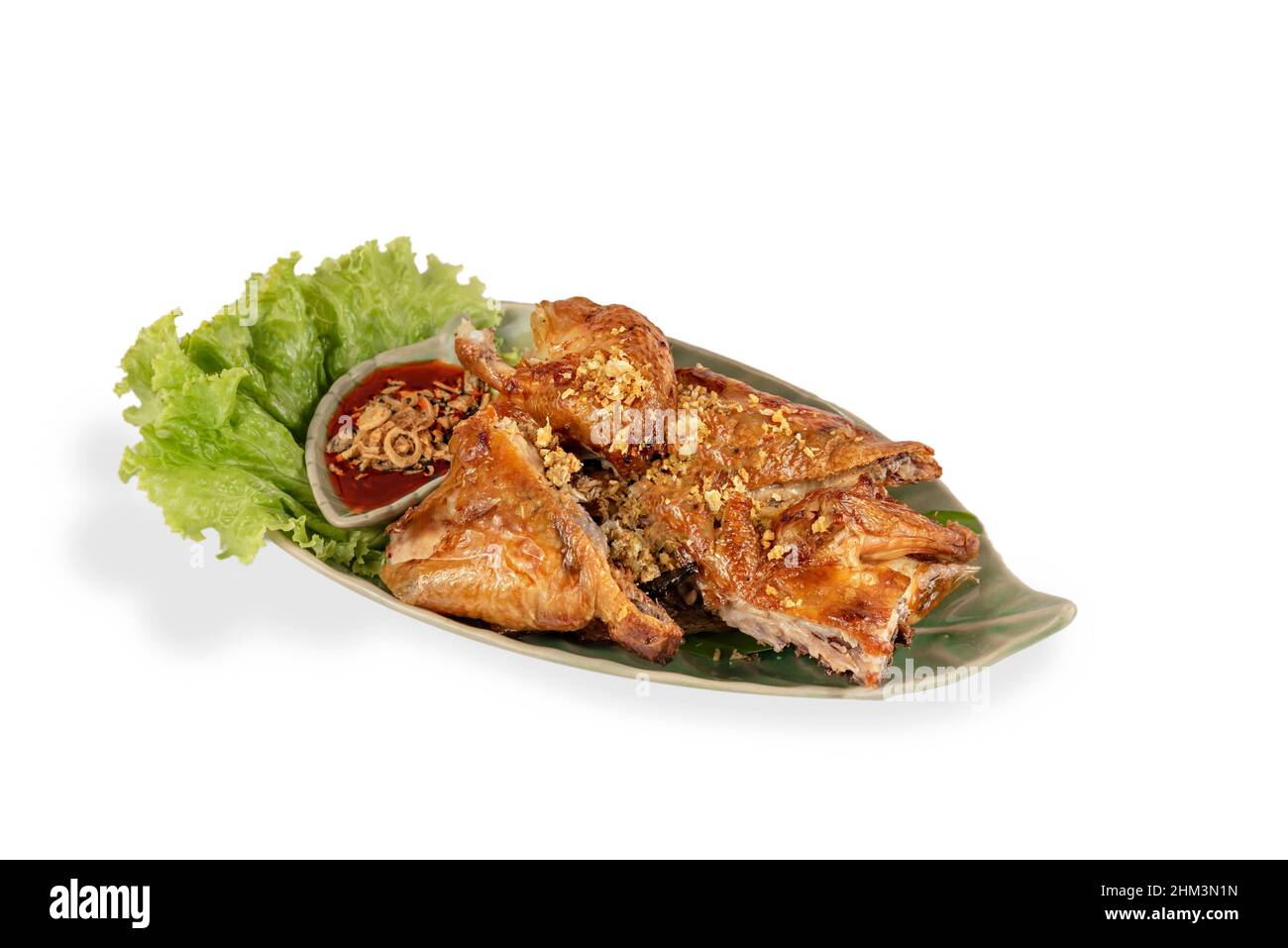 Pollo alla griglia con aglio fritto servito con salsa piccante Foto Stock