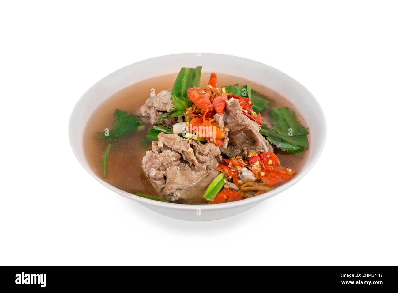 osso di maiale con peperoncino e verdure speziate e zuppa acida in ciotola su sfondo bianco Foto Stock