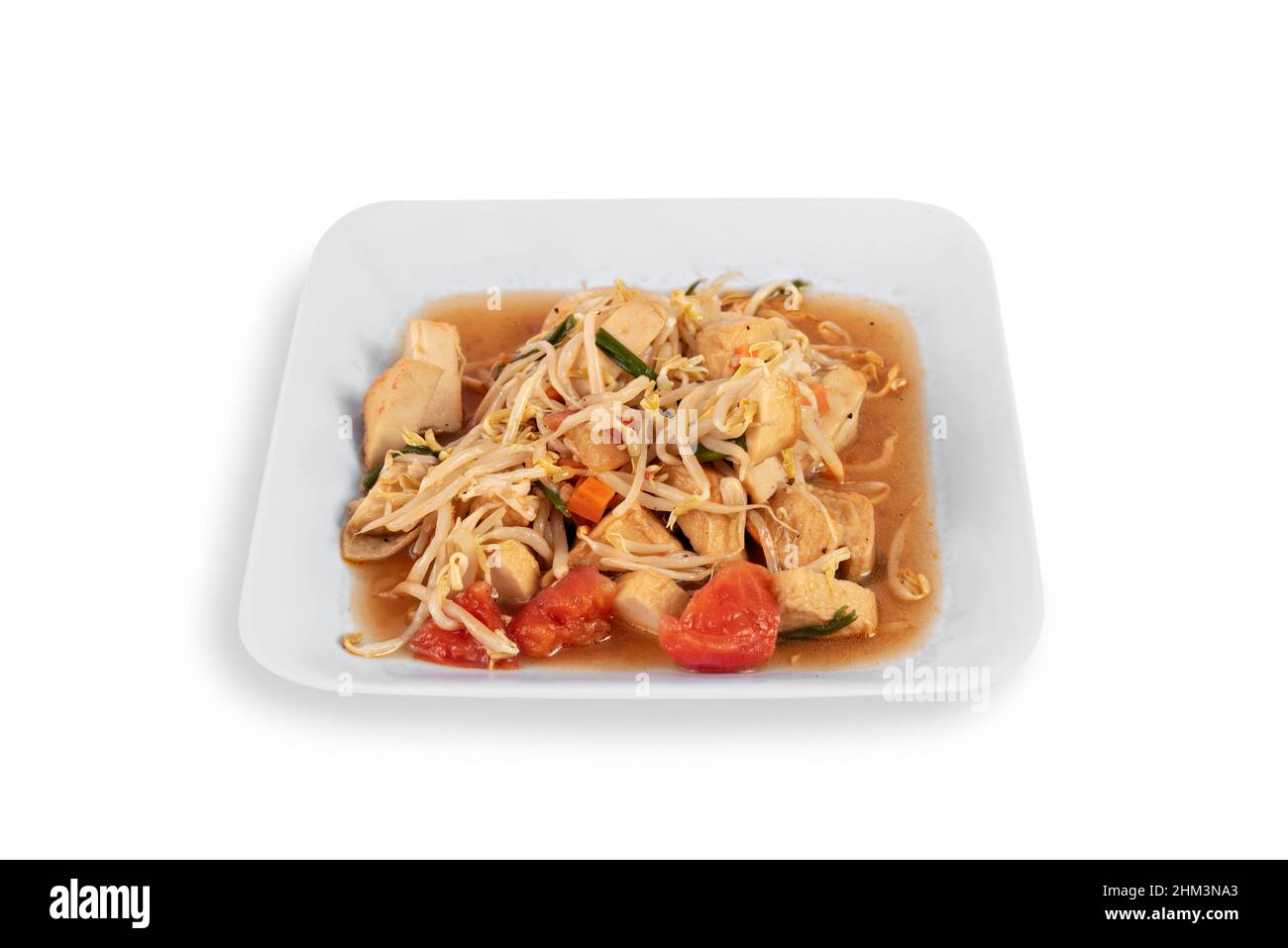 mescolare il tofu fritto con verdure e germogli di fagioli sul piatto su sfondo bianco Foto Stock