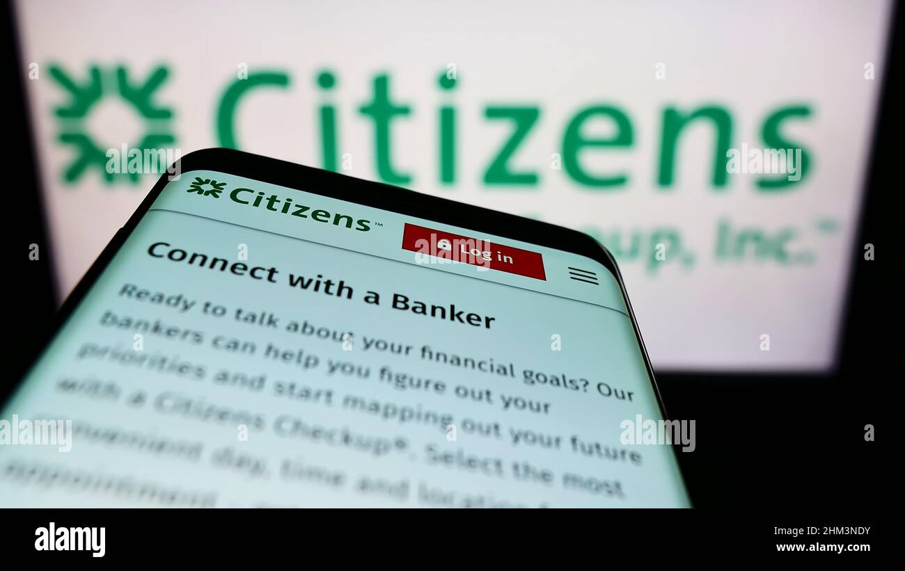 Smartphone con pagina Web della società bancaria americana Citizens Financial Group Inc. Sullo schermo davanti al logo. Mettere a fuoco sulla parte superiore sinistra del display del telefono. Foto Stock