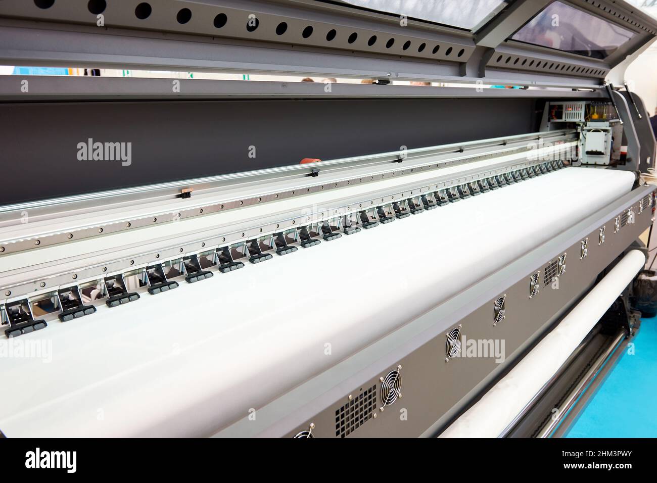 Moderna carta per stampanti di grande formato per qualsiasi scopo. Panorama banner. Stampante a getto d'inchiostro per grandi formati. Foto Stock