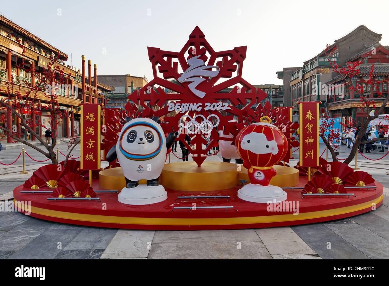 Bing DWEN DWEN e Shuey Rhon Rhon, mascotte delle Olimpiadi e delle Paralimpiadi invernali di Pechino 2022 a Qianmen in Cina il 26 gennaio 2022 Foto Stock