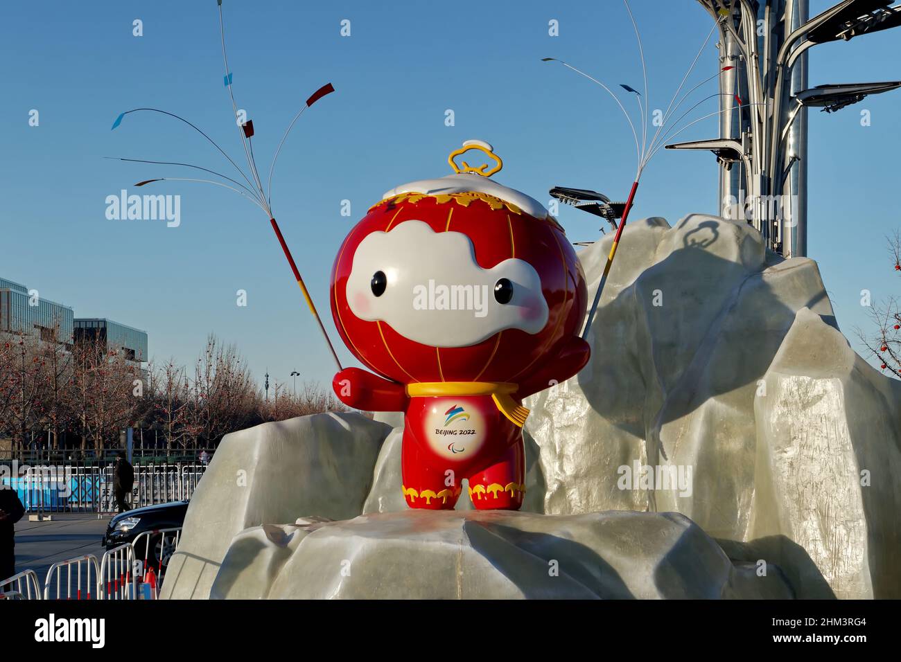 Shuey Rhon Rhon, la mascotte delle Paralimpiadi invernali di Pechino 2022 presso il Parco Olimpico di Pechino, Cina, il 21 febbraio 2022 Foto Stock