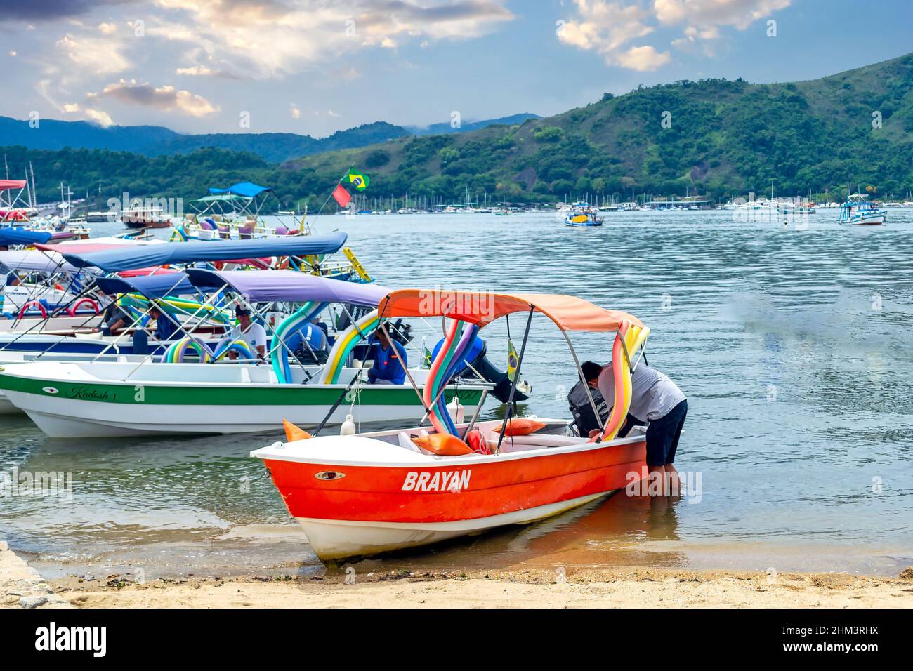 Tour in barca sul lungomare. Sono una fonte primaria di reddito per la gente del posto. Paraty è una città coloniale o villaggio che è una grande attrazione turistica Foto Stock