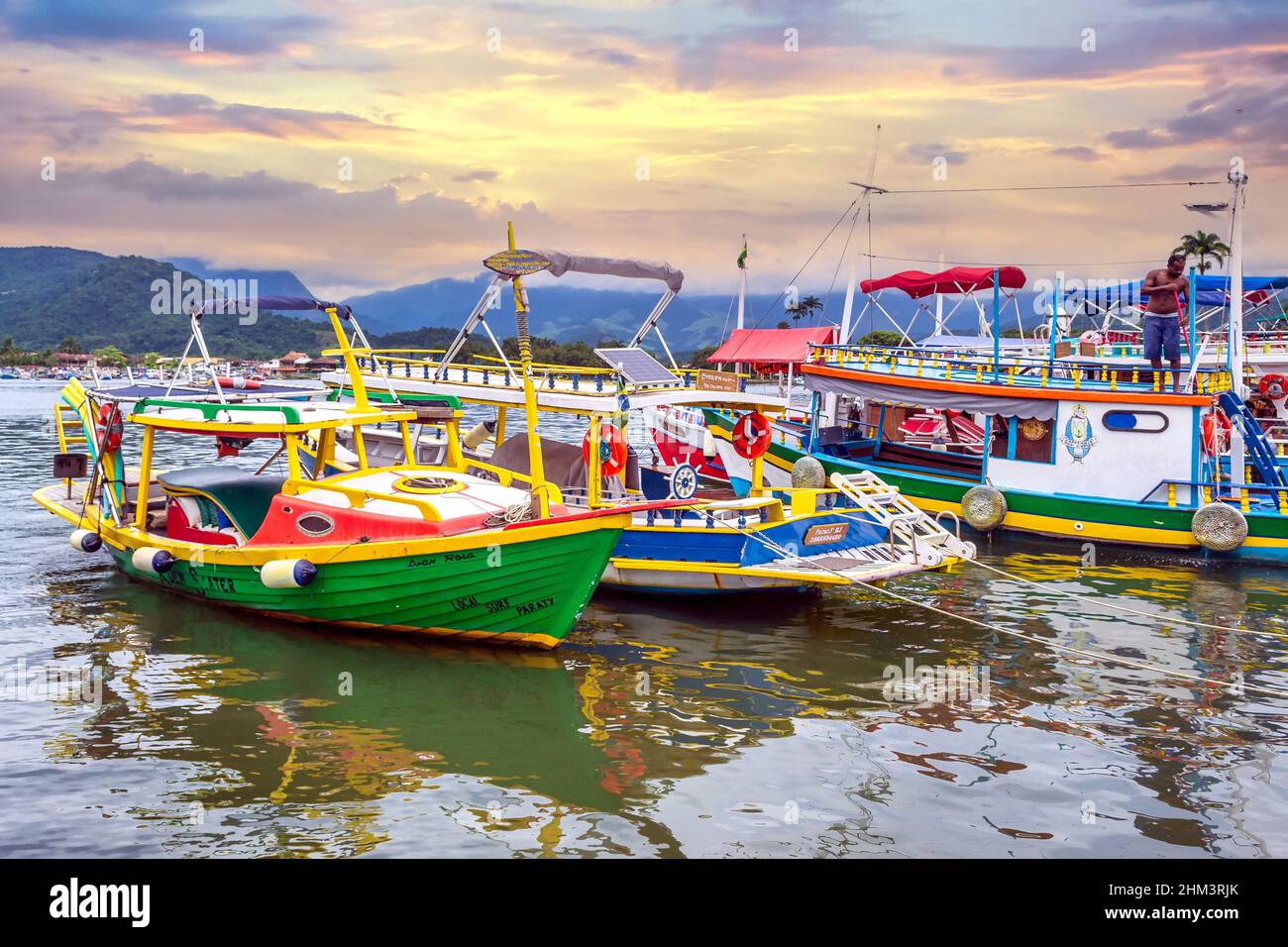Tour in barca sul lungomare. Sono una fonte primaria di reddito per la gente del posto. Paraty è una città coloniale o villaggio che è una grande attrazione turistica Foto Stock