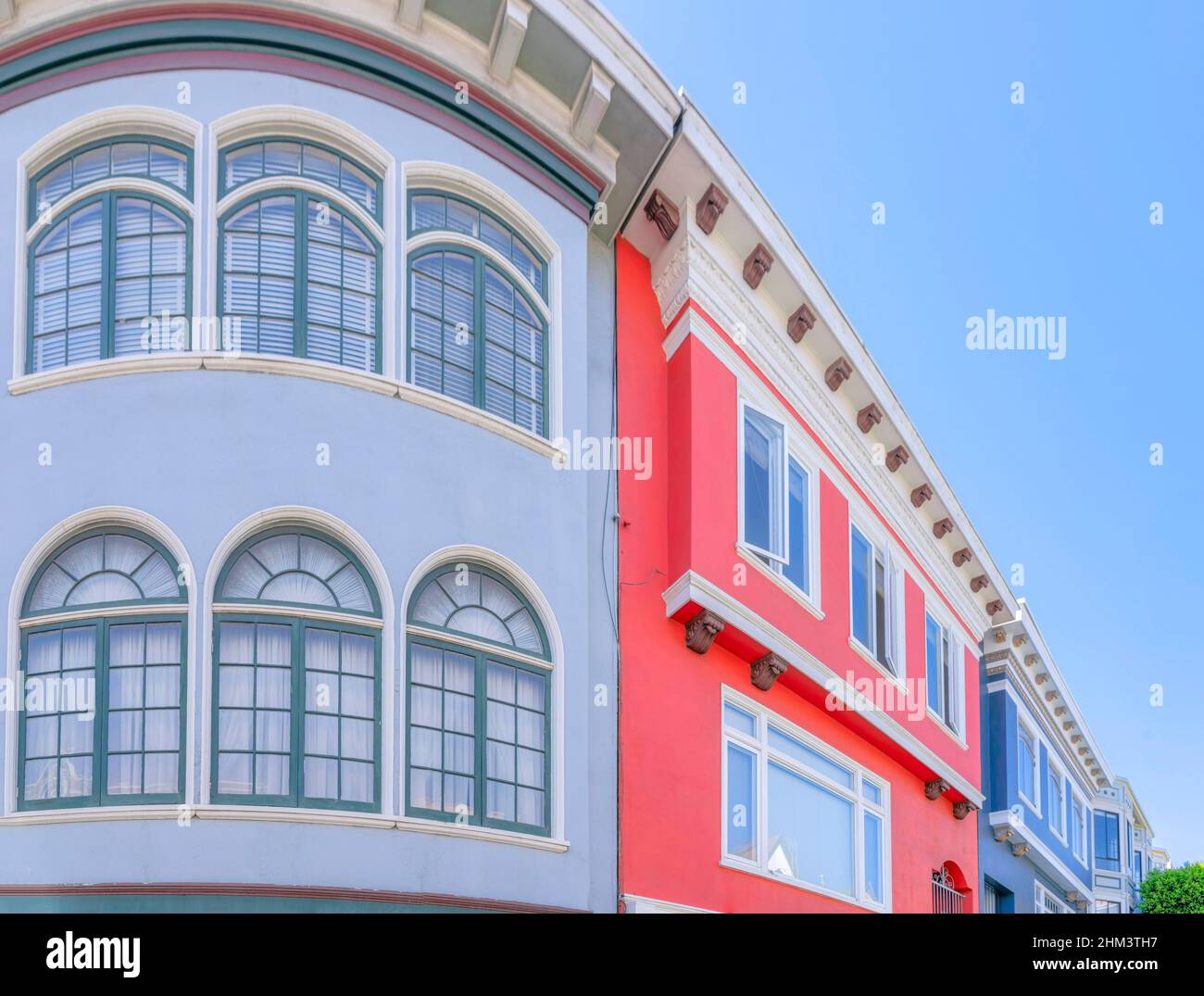 Complessi edifici residenziali colorati con design in stile vittoriano a San Francisco, California Foto Stock