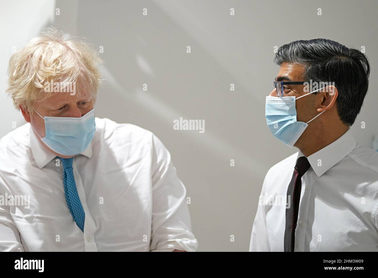 Il primo Ministro Boris Johnson (a sinistra) e il Cancelliere Rishi Sunak durante una visita al Kent Oncology Center presso il Maidstone Hospital nel Kent. Data foto: Lunedì 7 febbraio 2022. Foto Stock
