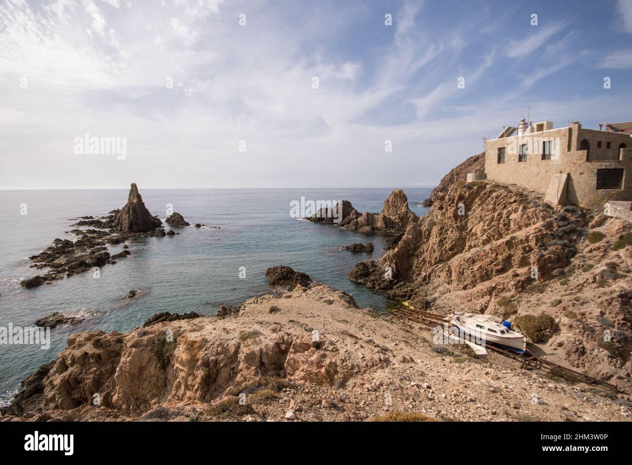 Cabo de Gata, Spagna. Formazioni rocciose frastagliate, rocce vulcaniche, Arrecife de las sirenas a Cabo de gata, Almeria, Andalusia, Spagna. Foto Stock