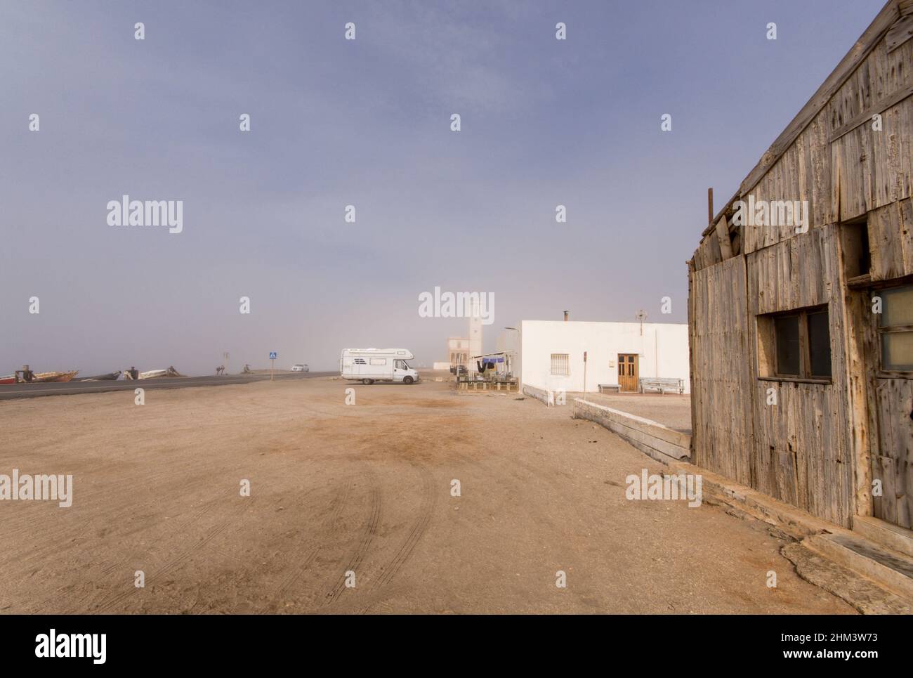 Cabo de Gata, Spagna. Strada con vecchia casa in legno alle salinas di Cabo de gata, Almeria, Spagna. Foto Stock