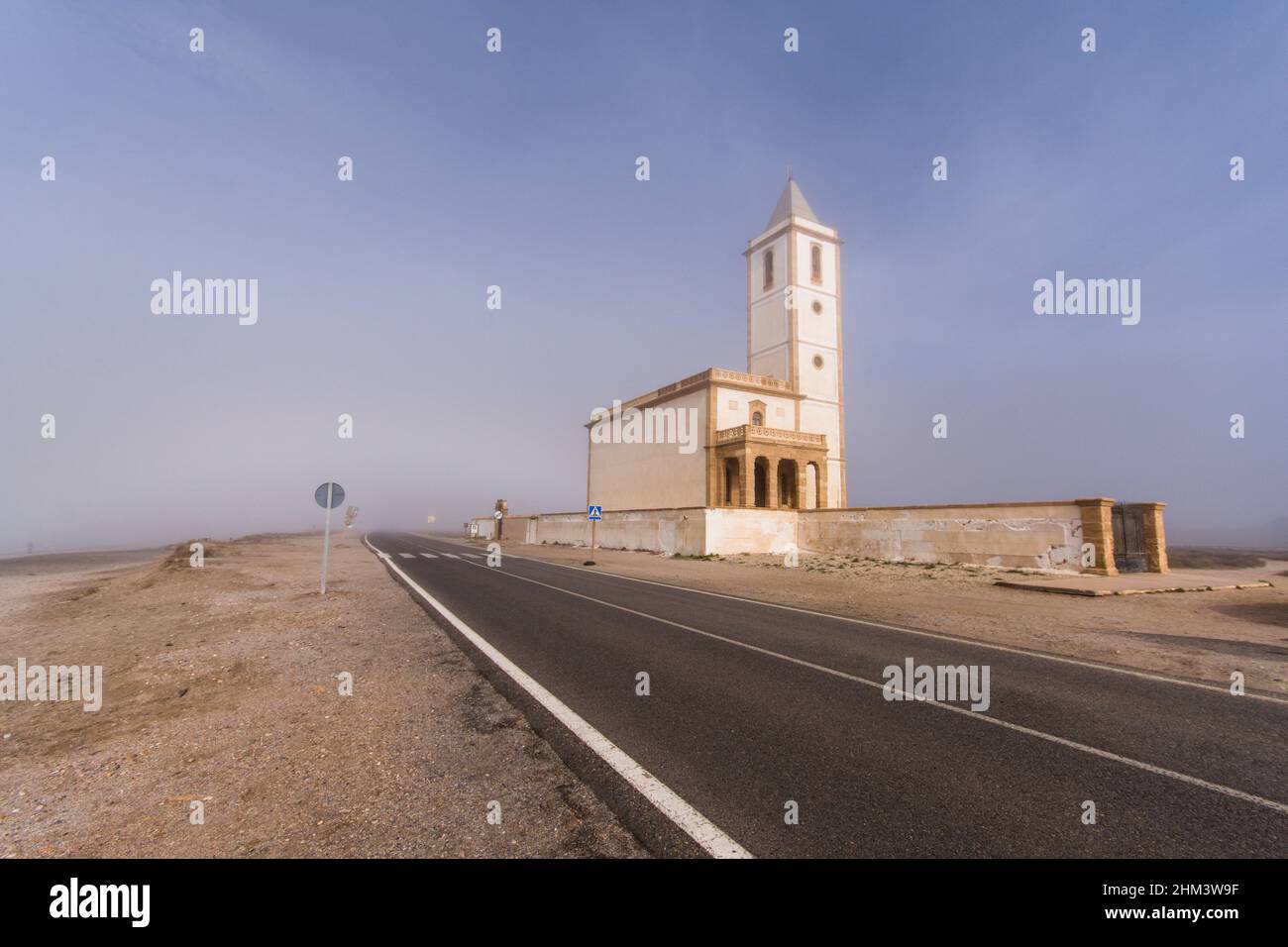 Cabo de gata Spagna, Chiesa di Las Salinas, chiesa abbandonata nel parco naturale di Cabo de Gata, Almeria, Andalusia, Spagna. Foto Stock