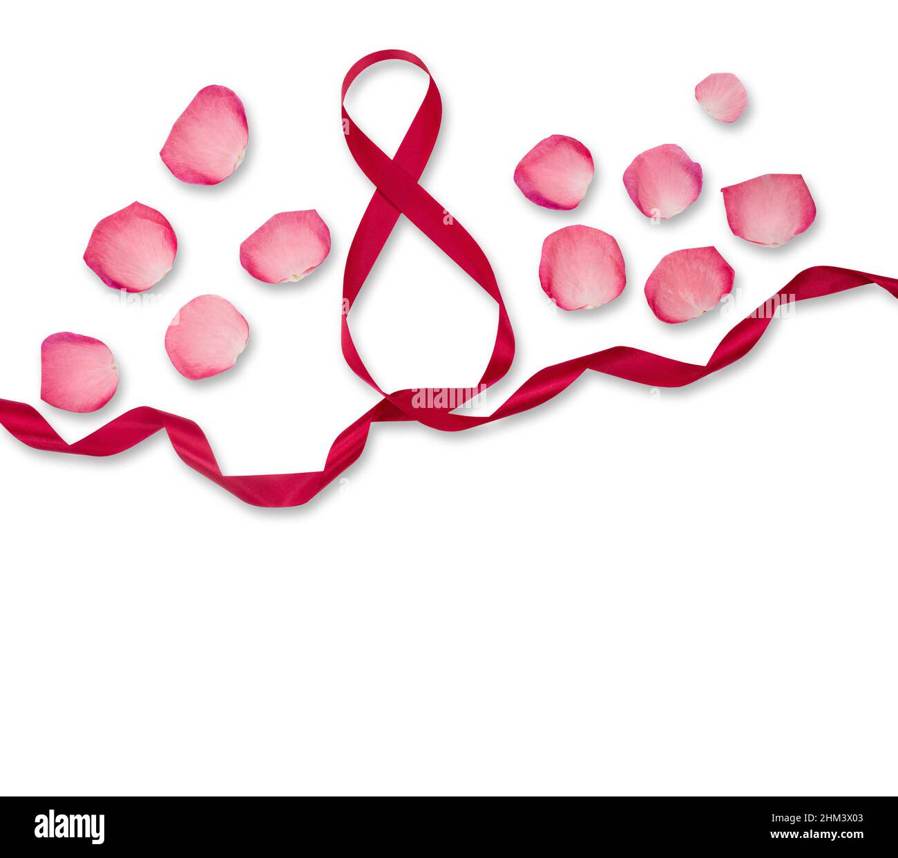 Numero otto in nastro rosso con petali di rosa isolati su sfondo bianco. Festa, Marzo 8, Giornata Internazionale della Donna, compleanno. Spazio di copia Foto Stock