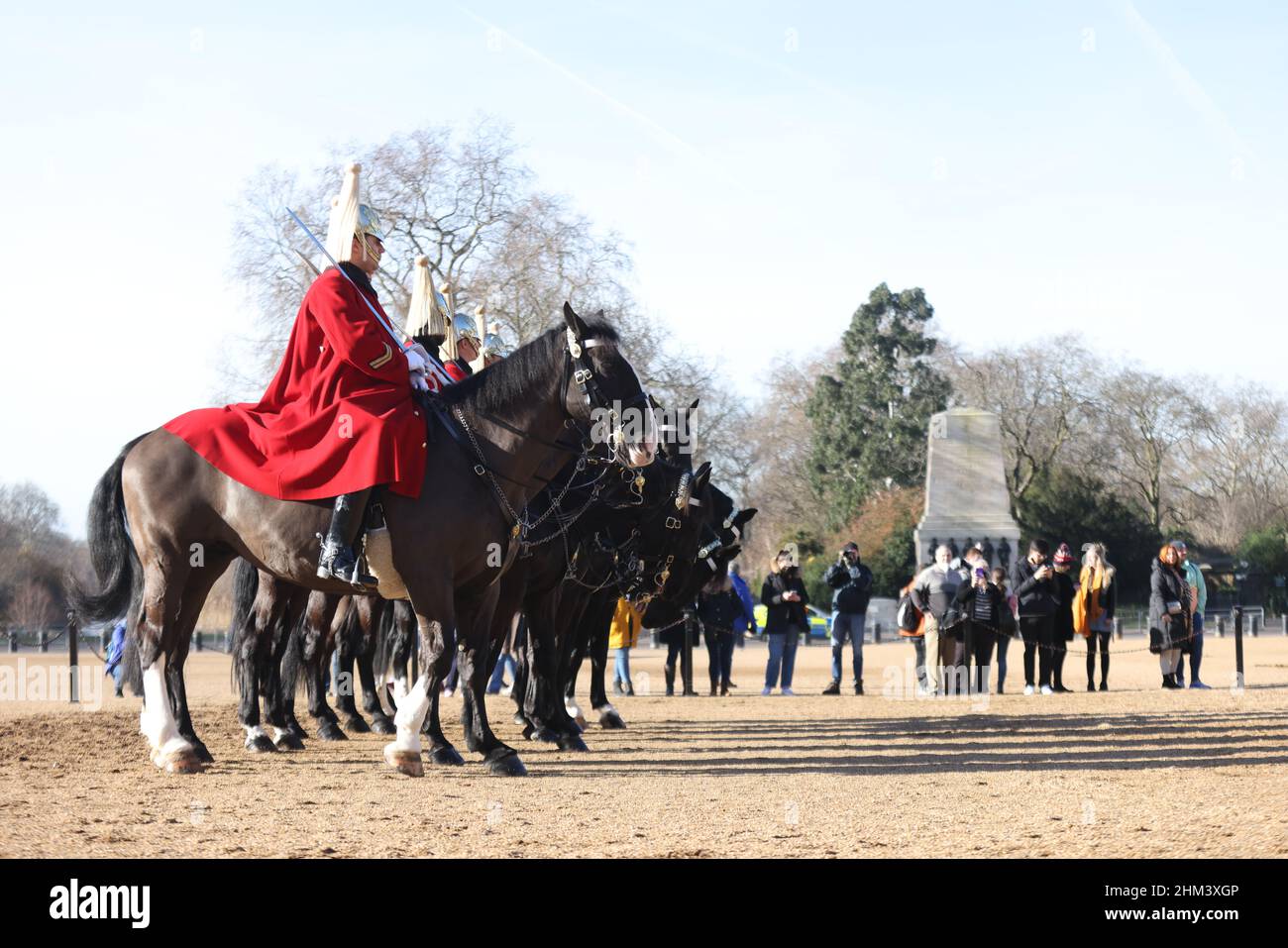 La gente guarda i membri della Cavalleria Household durante il cambio della Guardia di vita della Regina, sulla Parata delle Guardie Cavalieri, nel centro di Londra. Data foto: Lunedì 7 febbraio 2022. Foto Stock