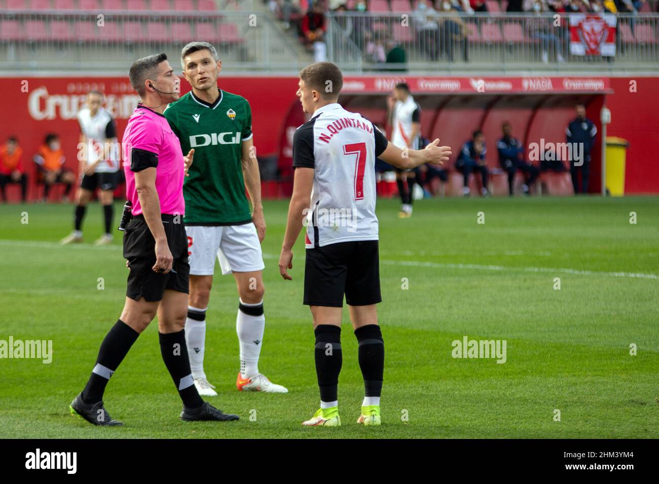 Siviglia, Spagna. 06th, febbraio 2022. Nacho Quintana (7) di Siviglia Atletico visto parlare con l'arbitro durante la partita Primera RFEF tra Sevilla Atletico e CD Castellon allo stadio Jesus Navas di Siviglia. (Photo credit: Mario Diaz Rasero - Gonzales Photo). Foto Stock