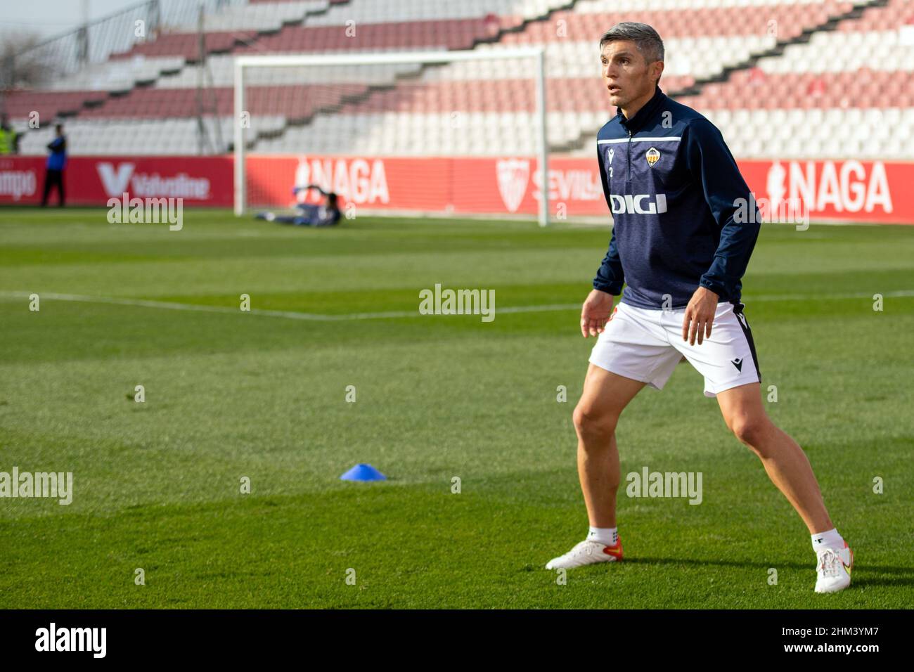 Siviglia, Spagna. 06th, febbraio 2022. Daniel Alejandro Torres (2) del CD Castellon visto scaldarsi prima della Primera RFEF partita tra Sevilla Atletico e CD Castellon al Jesus Navas Stadium di Siviglia. (Photo credit: Mario Diaz Rasero - Gonzales Photo). Foto Stock