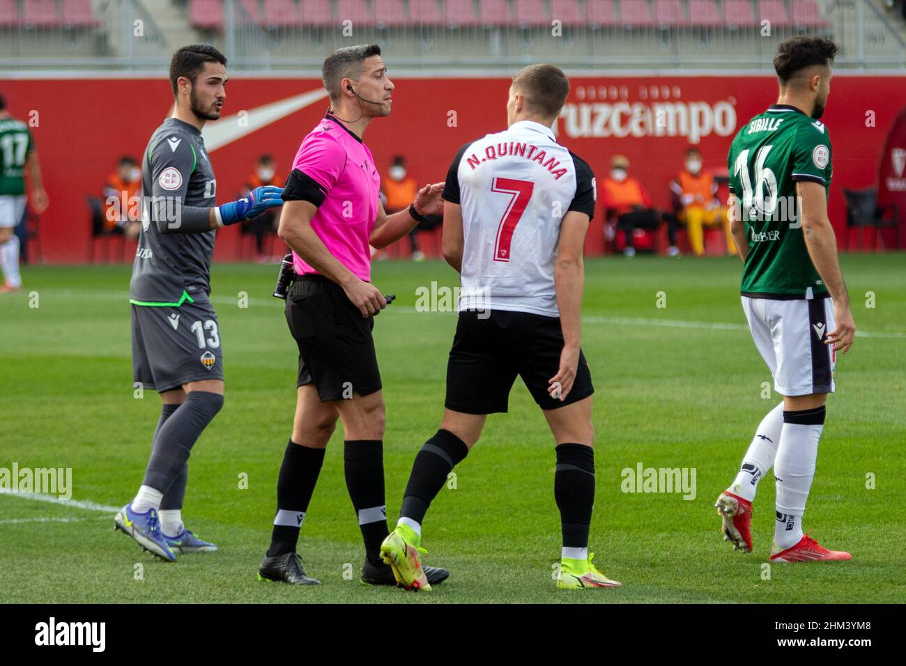 Siviglia, Spagna. 06th, febbraio 2022. Nacho Quintana (7) di Siviglia Atletico visto parlare con l'arbitro durante la partita Primera RFEF tra Sevilla Atletico e CD Castellon allo stadio Jesus Navas di Siviglia. (Photo credit: Mario Diaz Rasero - Gonzales Photo). Foto Stock