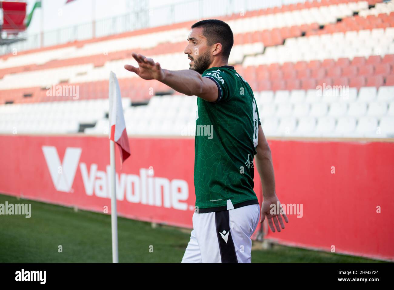 Siviglia, Spagna. 06th Feb 2022. Borja Martinez (6) di CD Castellon visto durante la partita Primera RFEF tra Sevilla Atletico e CD Castellon allo stadio Jesus Navas di Siviglia. (Photo credit: Mario Diaz Rasero Credit: Gonzales Photo/Alamy Live News Foto Stock