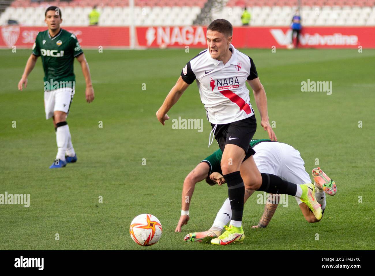 Siviglia, Spagna. 06th Feb 2022. Nacho Quintana (7) di Sevilla Atletico e Jose Mas (3) di CD Castellon visto durante la partita Primera RFEF tra Sevilla Atletico e CD Castellon allo stadio Jesus Navas di Siviglia. (Photo credit: Mario Diaz Rasero Credit: Gonzales Photo/Alamy Live News Foto Stock